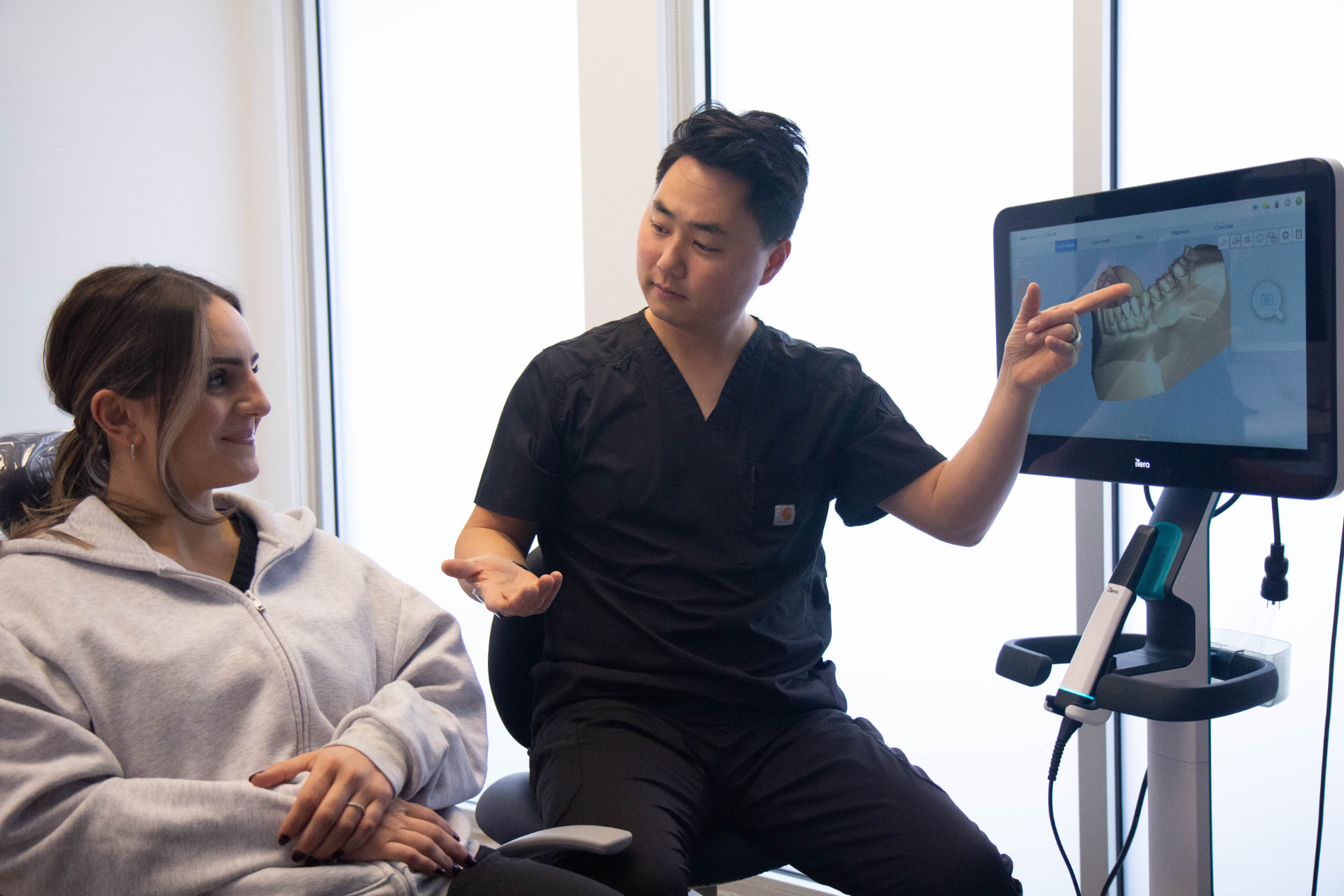 Dr. Taesu Pak reviewing an iTero 3D scan with a patient at Pak Dental